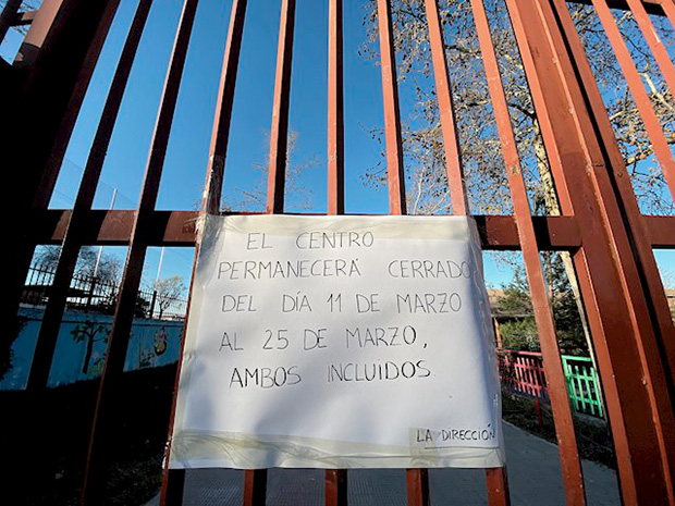 Исповест медицинске сестре из Мадрида: Маштала сам о венчању, а сада гледам оболеле од короне у стакленим кутијама, окренутим лицем ка поду како би лакше дисали, осећам се као војник